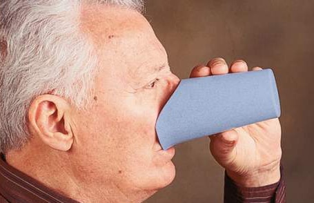 Copo adaptado com rebordo especial, adequado para pessoas com artrite ou com dificuldades de mobilidade da cabeça, pescoço ou extremidades superiores. Desta forma, o seu design permite o uso com colar cervical e também com óculos. Permite que possa beber líquidos, sem ter de inclinar a cabeça para trás.