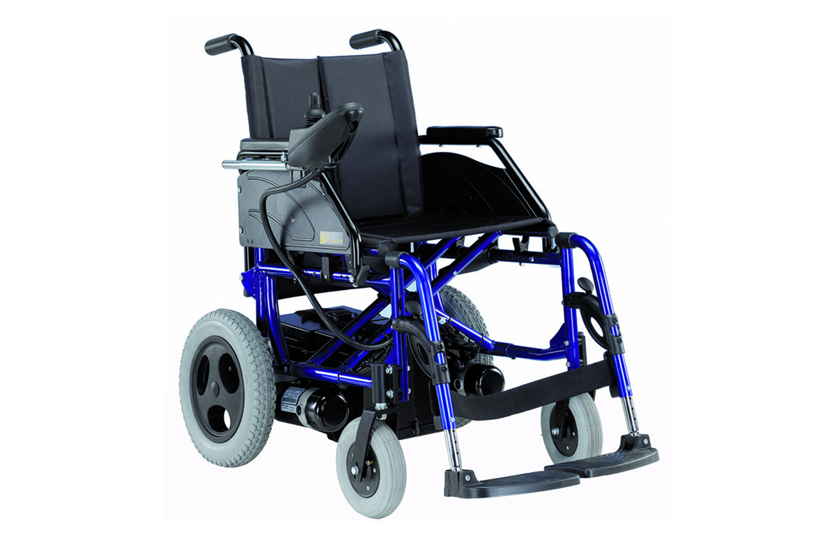 Cadeira de rodas elétrica desmontável. Possui estrutura de encartar em aço, com cruzeta dupla de alta resistência. As baterias podem ser retiradas para facilitar o transporte.