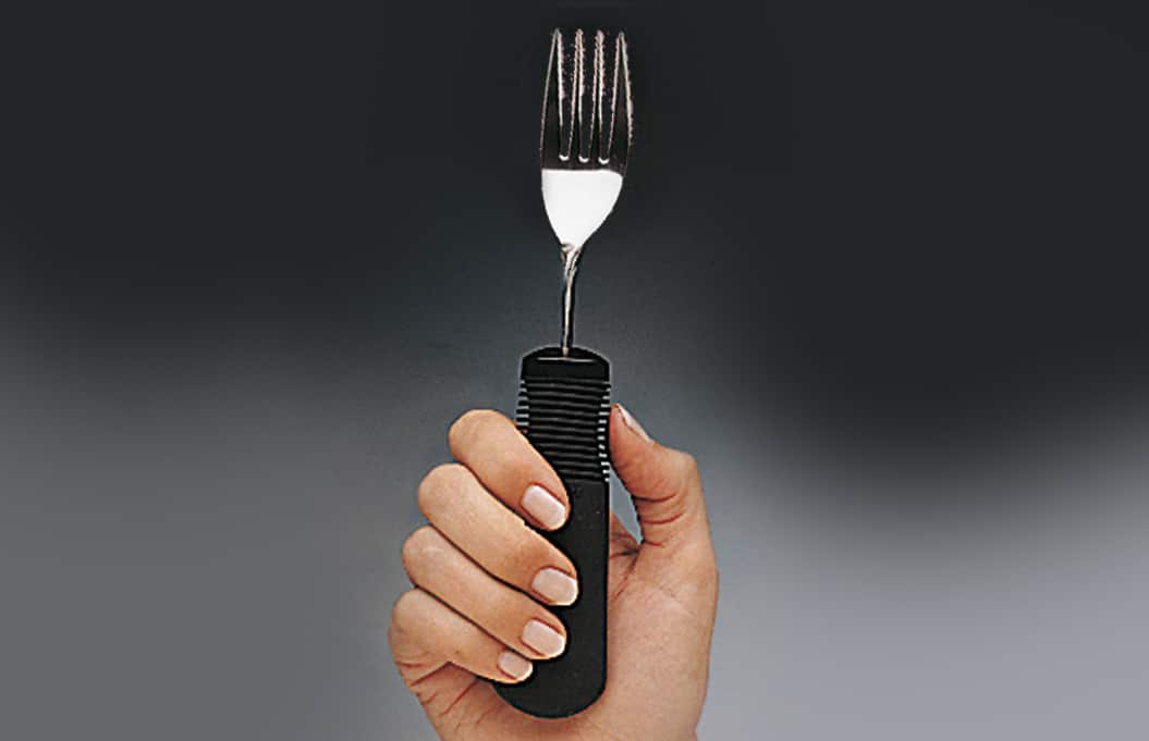 Garfo flexível adaptado. É um talher prático para pessoas destras e canhotas e com pouca mobilidade no pulso. Produto da Marca Ayudas Dinamicas.
