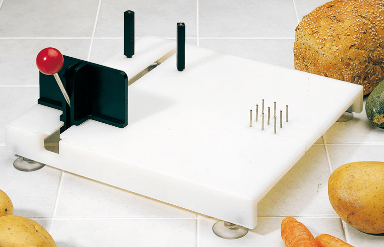 Sistema de preparação de alimentos - Tábua branca para pessoas com dificuldade em agarrar ou que apenas possa utilizar uma mão. Produto da marca Ayudas Dinamicas