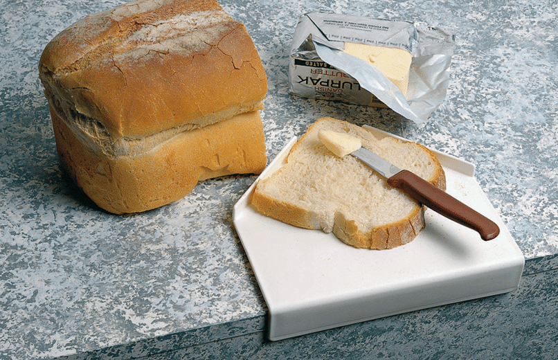 Tábua para untar - Tábua para untar alimentos, como por exemplo manteiga, com rebordo fixador à mesa. Produto da marca Ayudas Dinamicas.