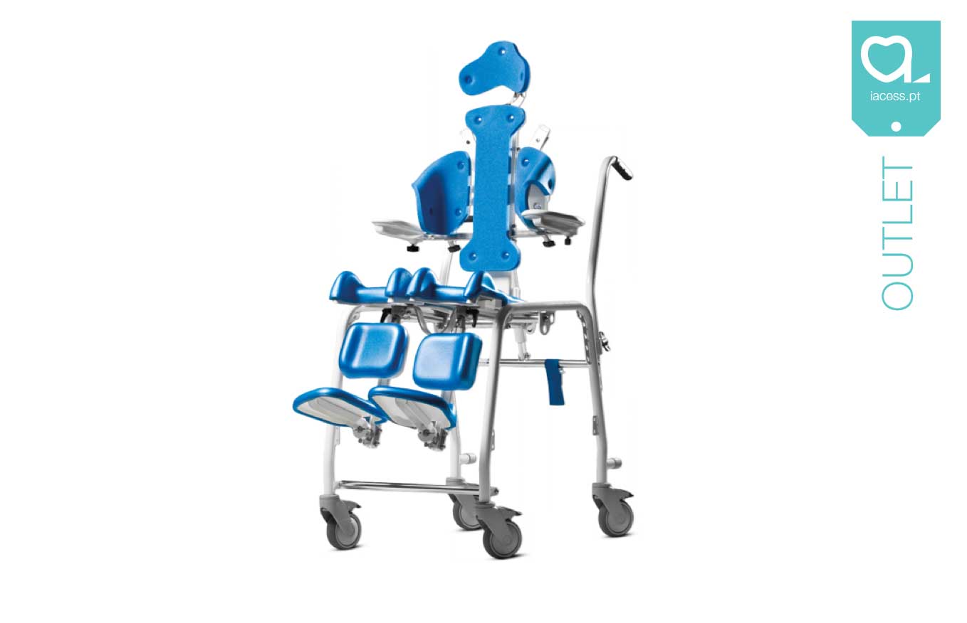 Cadeira de banho Clozzit 2 azul com sistema de basculação, para utilização pediátrica. Com apoio de cabeça, suportes de tronco, guias de membros inferiores e apoios de pernas individuais e ajustáveis em altura e ângulo.