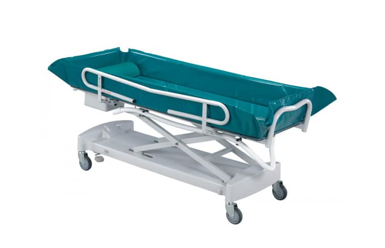 Carro de banho verde com estrutura branca, visto de perfil