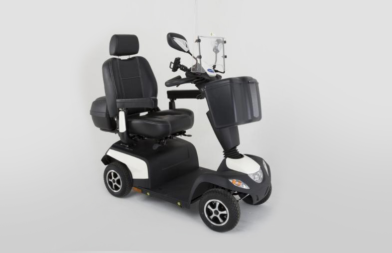 Scooter branca e preta vista de perfil