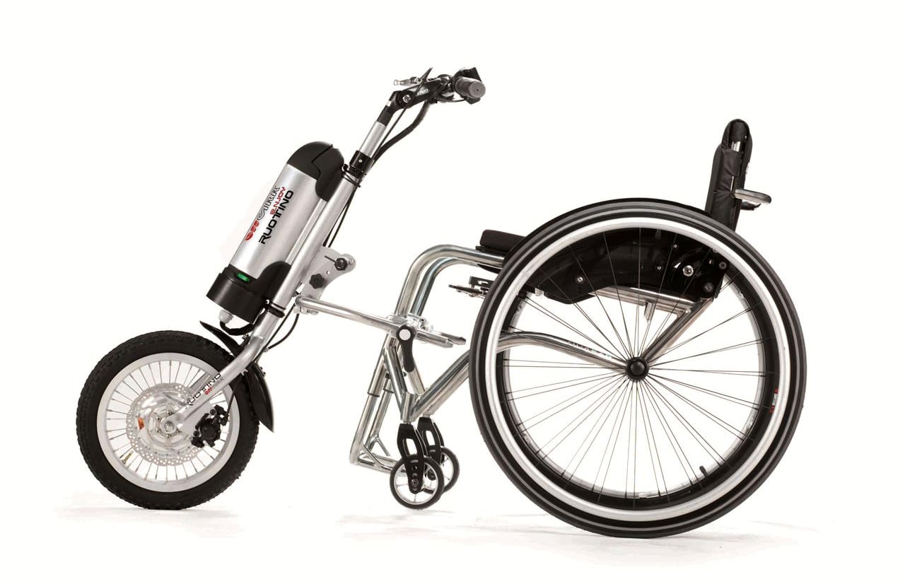 Ruotino enjoy em cadeira de rodas visto de lado