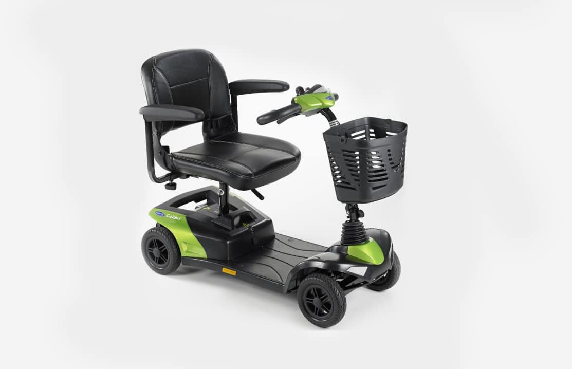 Scooter verde e preta com vista de perfil