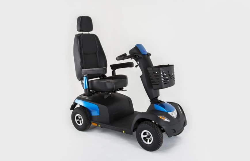 Scooter azul e preta com vista lateral