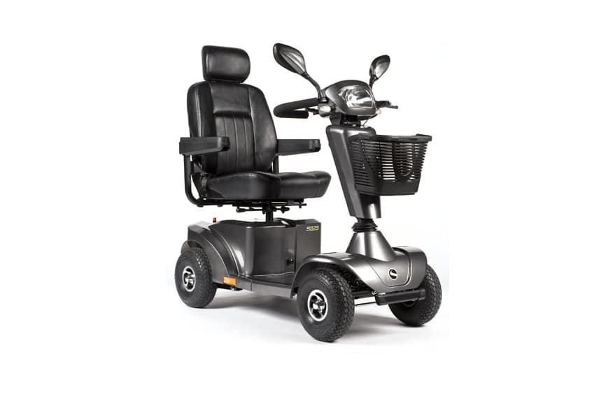 scooter-eletrica-sterling-s425-sunrise-medical Scooter cinzenta e preta vista de perfil