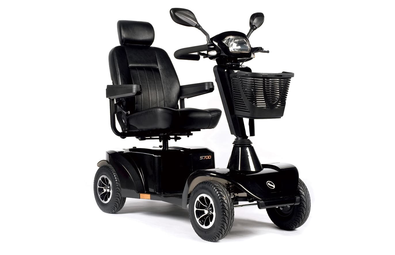 Scooter preta com cesto vista de perfil