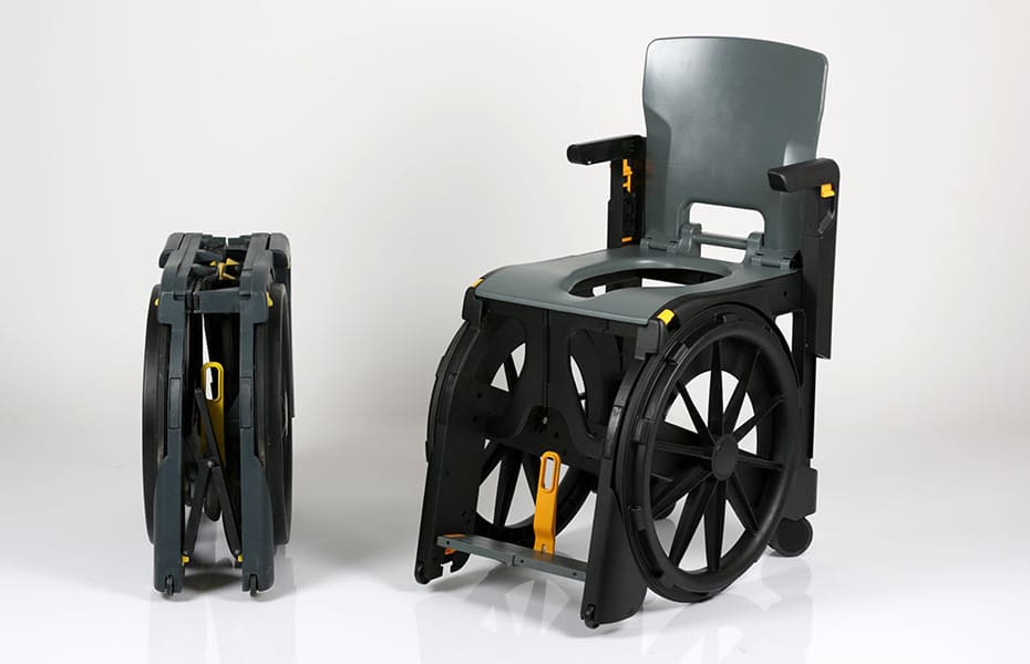 Cadeira de banho com pormenores amarelos, vista de perfil e encartada