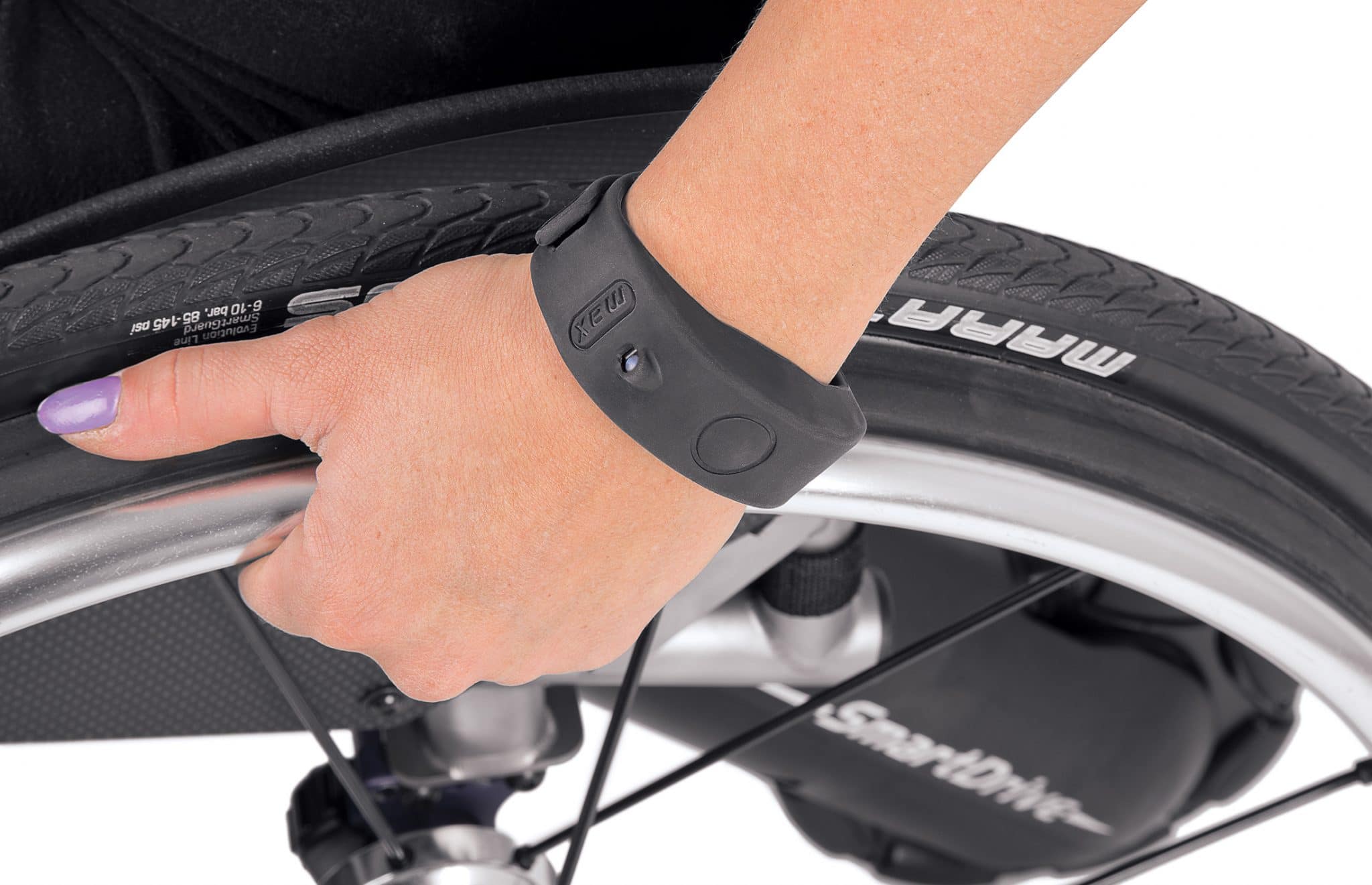 smart-drive-pulseira-em-uso Utilizadora de cadeira de rodas a usar smart drive com pulseira