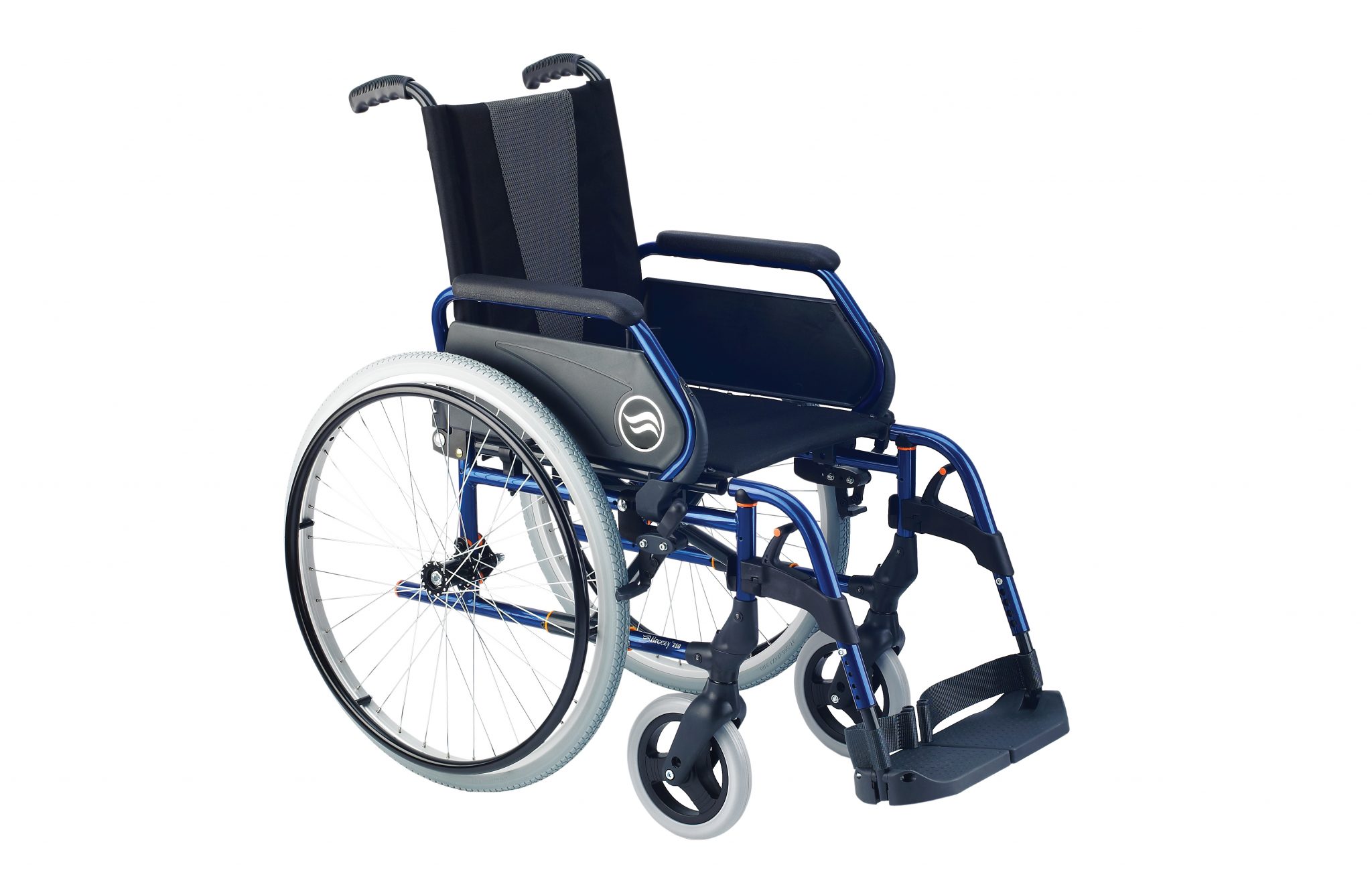 Cadeira de rodas manual, preta com estrutura azul, com roda grande, com vista de perfil.