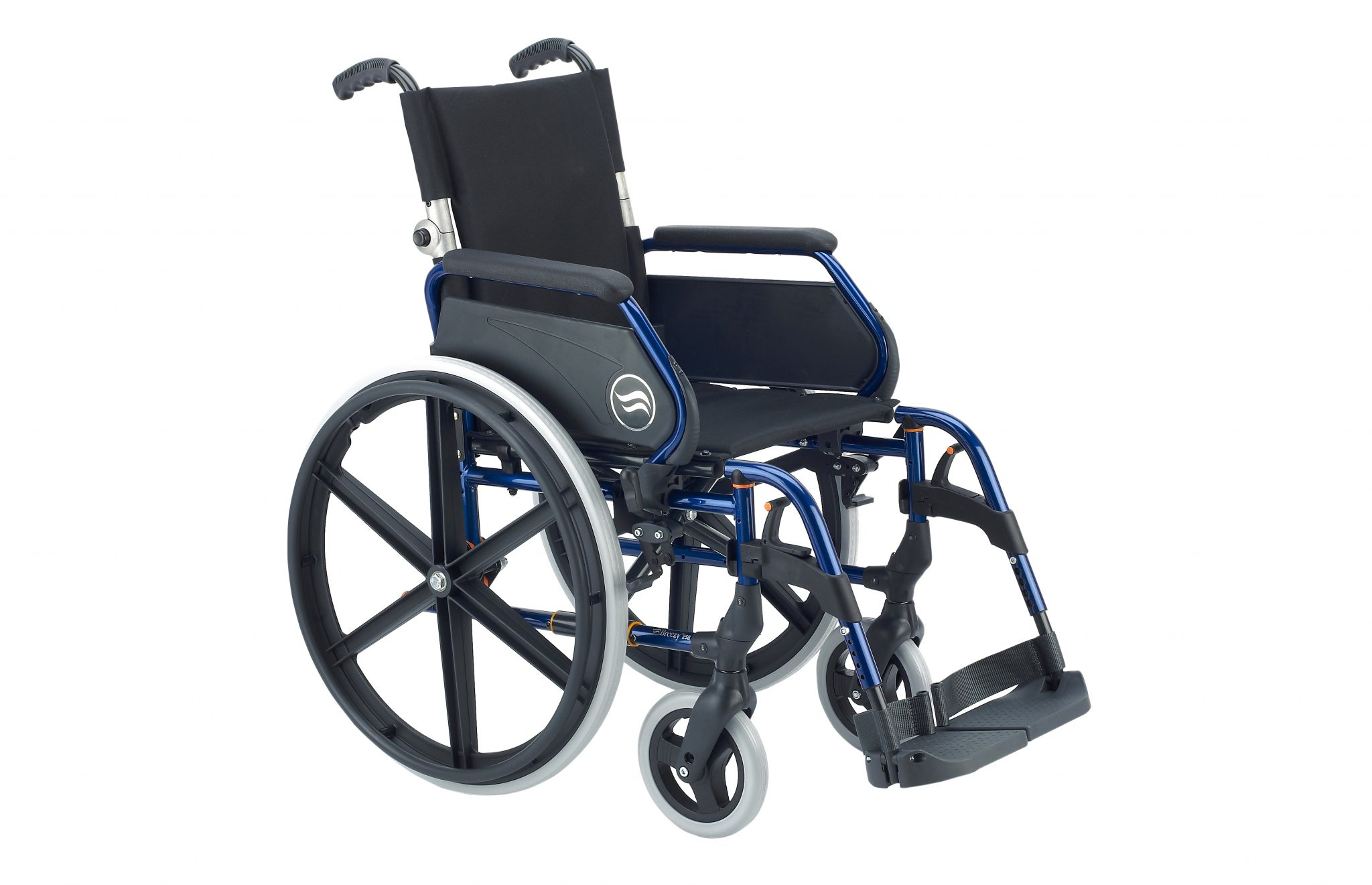 Cadeira de rodas manual preta, com estrutura azul, com vista de perfil.