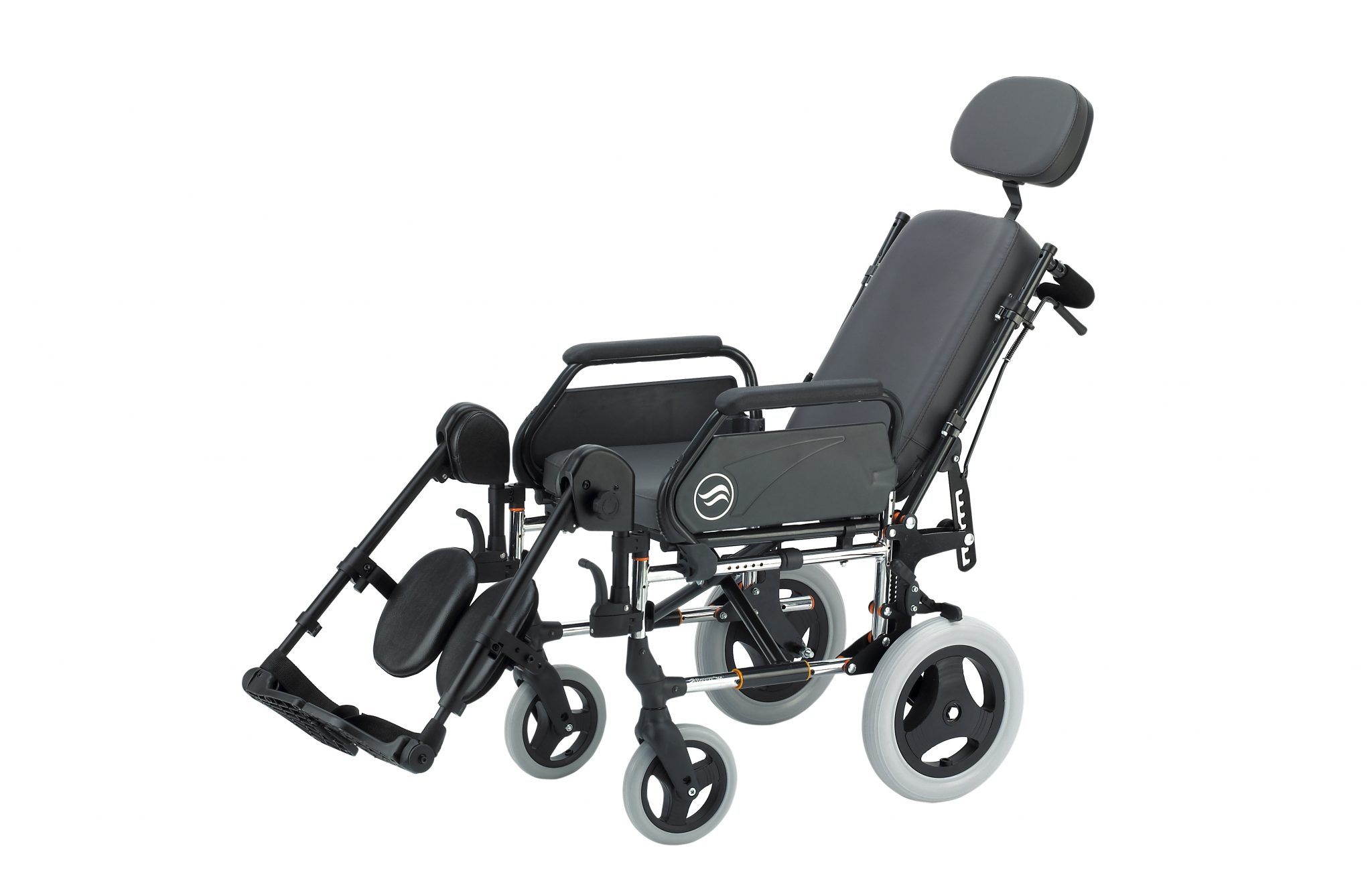 Cadeira de rodas manual preta, com vista de perfil.