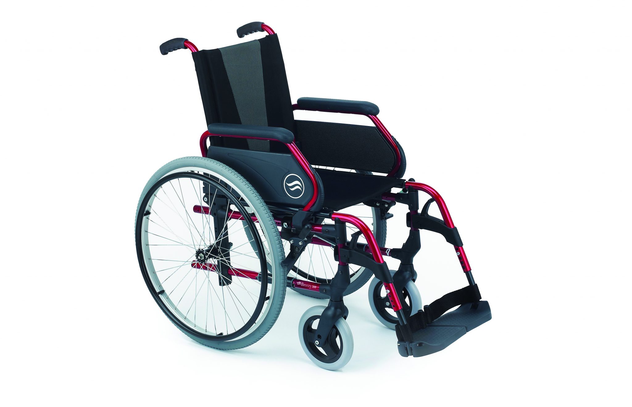 Cadeira de rodas, preta com estrutura vermelha, vista de perfil.