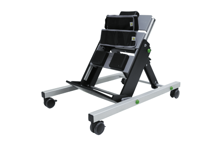 Plano inclinado LT Junior Tam.2 - JENX Plano inclinado Prono LT tamanho 2, em alumínio, com base encartável c/ rodízios, suporte de tronco e anca com faixas , almofada de suporte de joelho e base para pés. Incluído como acessórios, faixa bloqueadora de joelhos tamanho 1 e rolo de abdução tamanho 2. Desenhado para ser discreto em casa, na escola ou num ambiente hospitalar, os planos inclinados LT foram desenvolvidos para dobrar completamente, permitindo um fácil armazenamento e transporte entre locais. Os seus materiais são fáceis de limpar, contribuindo assim para um controlo higiénico eficaz quando partilhado entre crianças indo ao encontro dos requisitos higiénicos pretendidos. A estrutura dos planos inclinados LT permite que o foco seja na criança e não no produto. Sendo muito discreto, como resultado, apenas irá reparar na criança em pé. Indicado para crianças com idades compreendidas entre os 5 e os 10 anos.