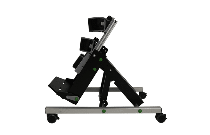 Plano inclinado LT Junior tamanho 1, em alumínio, com base encartável c/ rodízios, suporte de tronco e anca com faixas , almofada de suporte de joelho e base para pés. Incluído, como acessórios, sandália tamanho 1, para posicionamento dos pés. Indicado para crianças com idades compreendidas entre os 1 e os 6 anos.