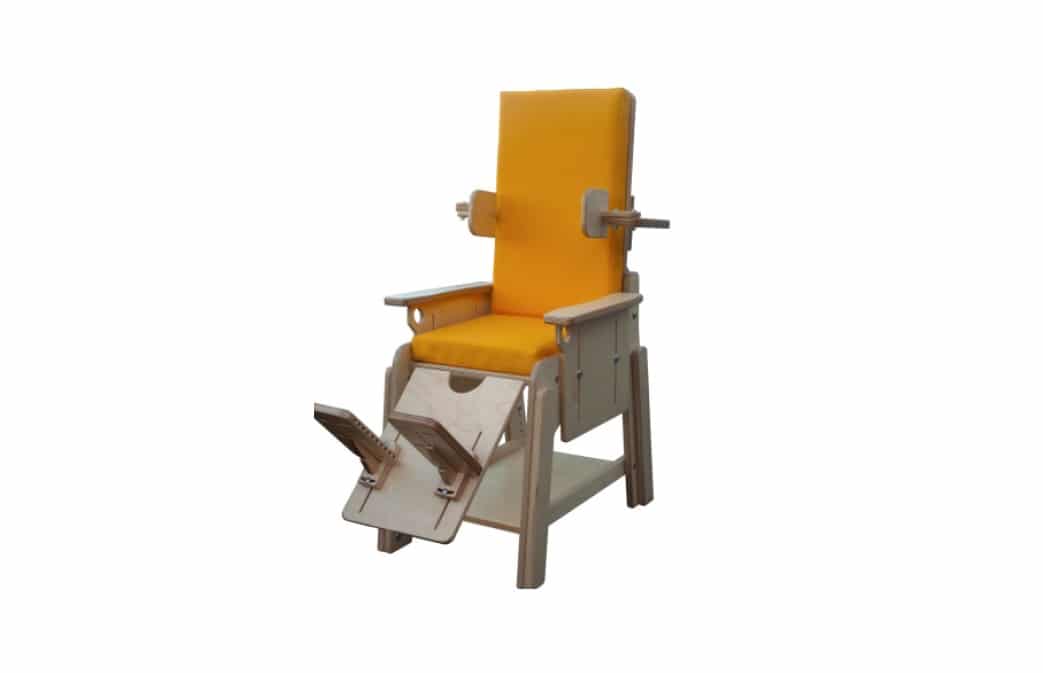 Cadeira de atividades Tweetie da Orthos XXI com estrutura rígida para posicionamento sentado de crianças com costas reclináveis e outros acessórios