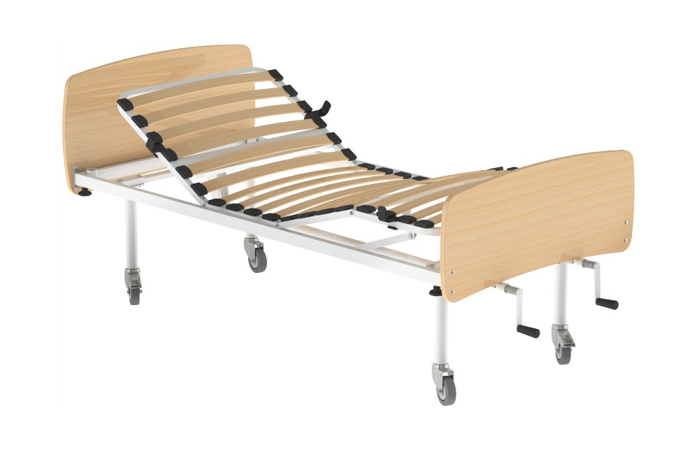 Cama articulada manual, com estrutura em tubo de aço pintado.  Contém estrado articulado em réguas de faia, tripartido, com duas manivelas recolhíveis, e pés de altura fixa com rodas, duas com travão. Cabeceiras, em melanina de faia, com suporte nas duas extremidades para receber trapézio ou haste de soro. Preparada para todos os acessórios disponíveis para camas HCareSol.