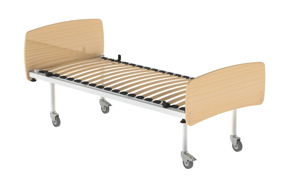 Cama simples da Hcaresol, com estrutura em aço pintado e estrado simples com réguas em melanina faia. Cama hospitalar com pés com rodas, duas com travão.