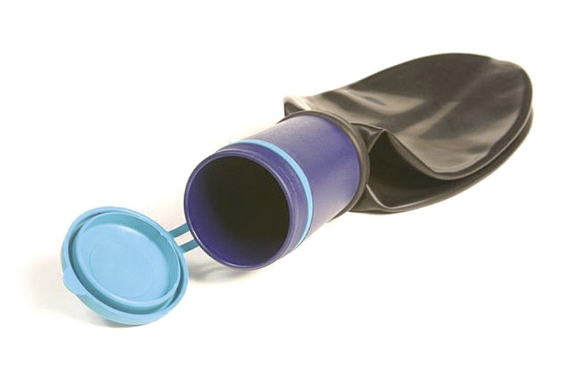 Urinol masculino portátil, com tampa para evitar perdas de líquidos. Dobrável e de tamanho reduzido, pode ser transportado em qualquer mochila.