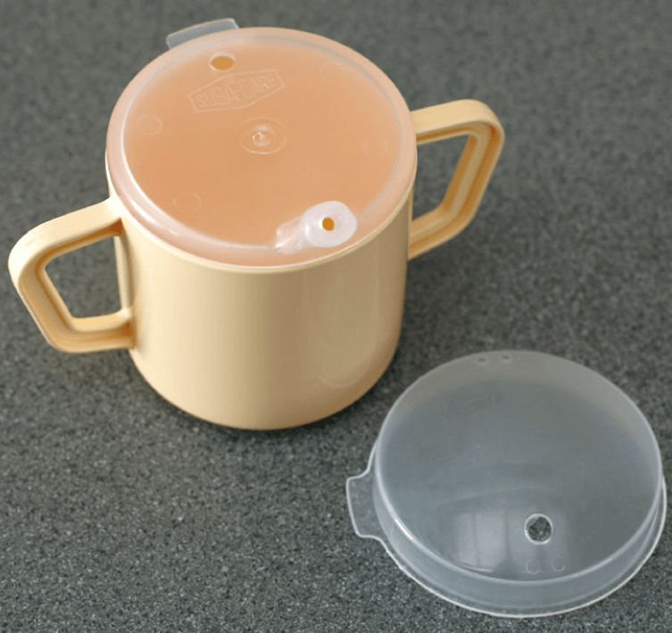 Copo adaptado com duas asas apropriado para pessoas com capacidade muscular diminuída, ao nível das mãos, facilitando o agarrar e garantindo uma maior estabilidade.