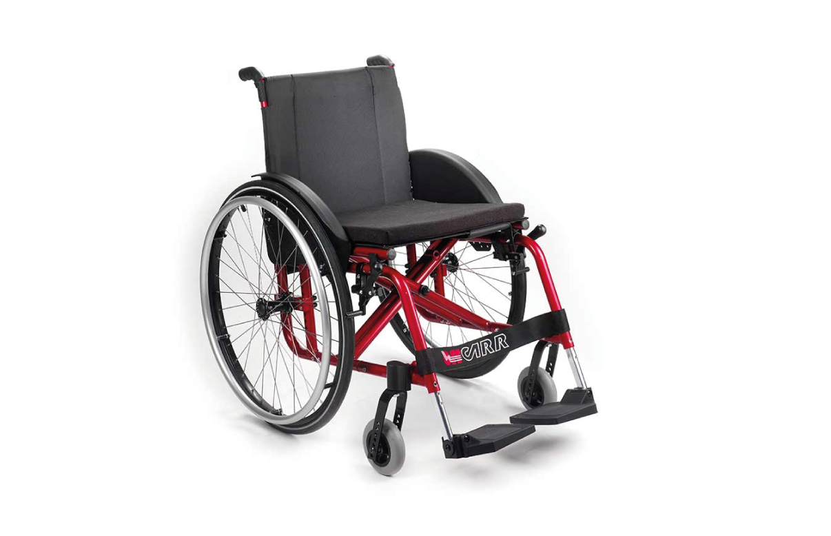 Cadeira de Rodas Manual Althea da Offcarr, em liga-leve, com estrutura em alumínio, e de encartar. Possui cruzeta dupla e ajuste de profundidade até 6 cm.